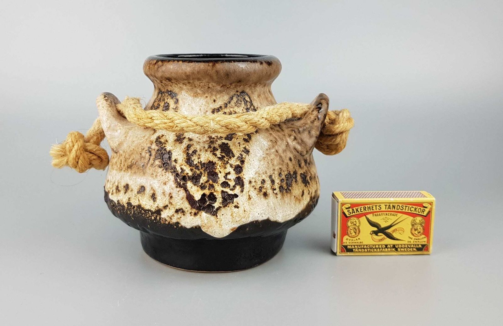Vintage Dumler & Breiden Fat Lava Vaas Met Touw 1139 13 West German Pottery Ca. Jaren 1950 photo furniture