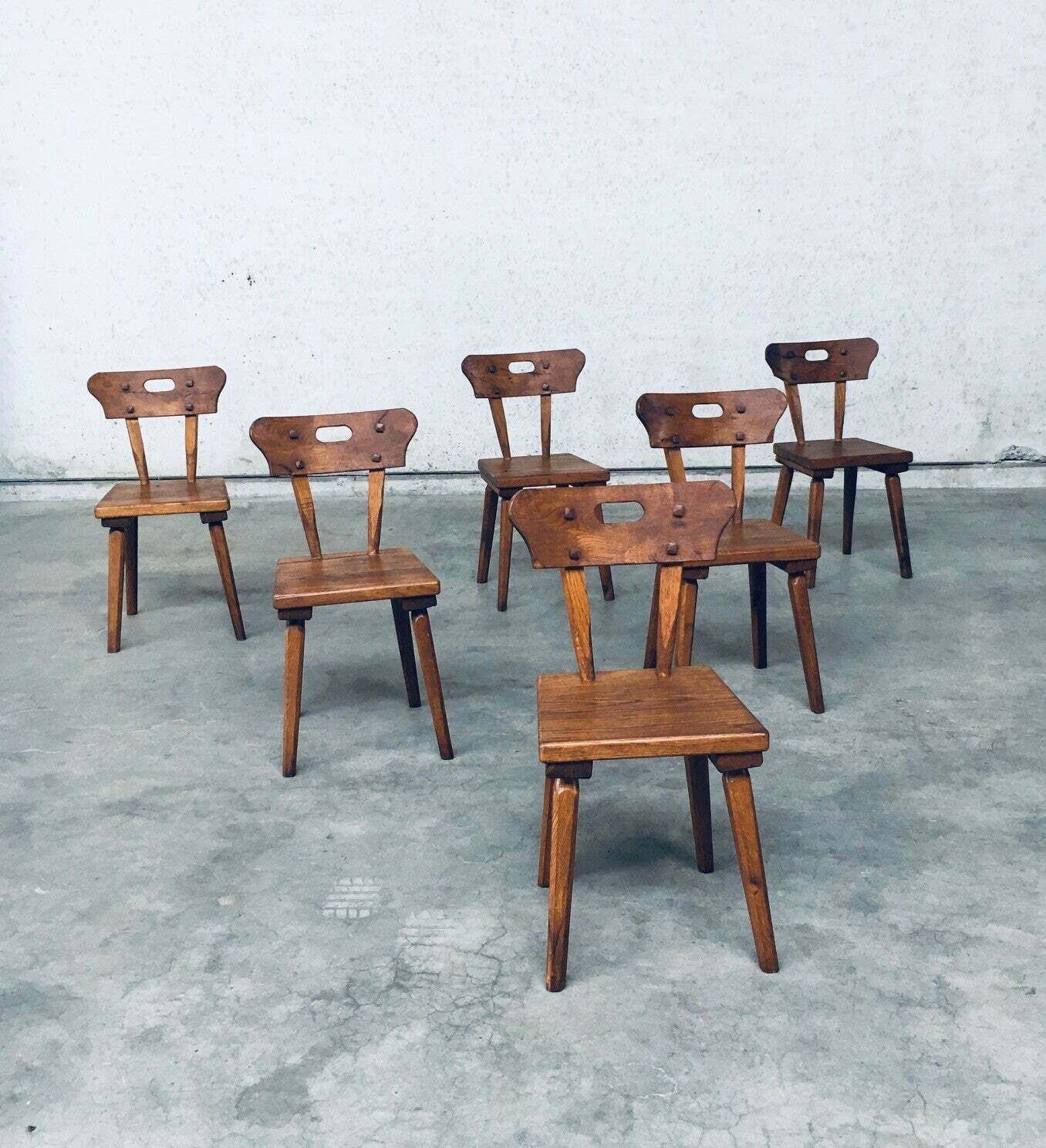 photo furniture Handgemaakt Volkskunst Rustiek Eiken Eetkamerstoelen Set, Frankrijk, Ca. Jaren 1940