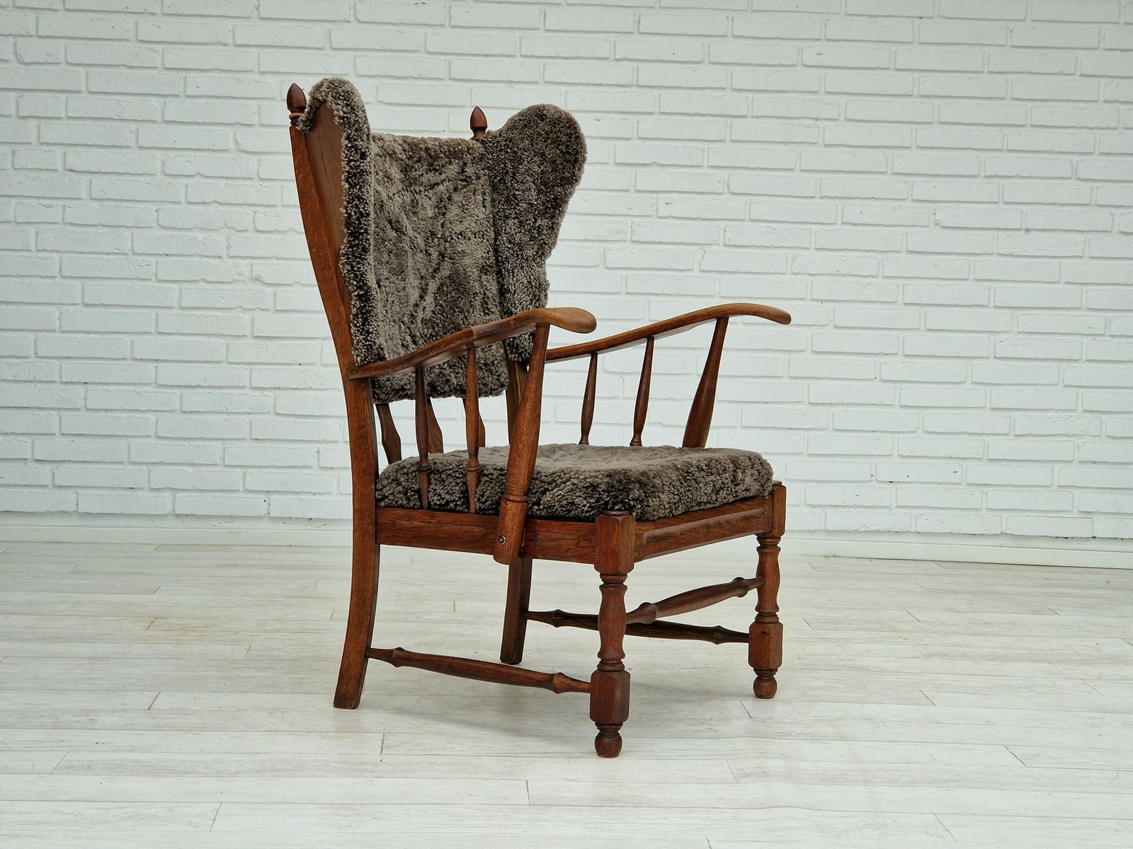 Ca. Jaren 1960, Deens Design, Nagezien En Opgeknapt, Opnieuw Bekleed Hoge Fauteuil Met Oorvleugels, Schapenvacht, Eikenhout.