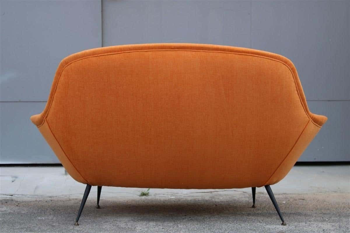 photo vintage Midcentury Itmidcentury Italian Orange Velvet Sofa Augusto Bozzi For Saporiti Attributedalian Orange Velvet Sofa Augusto Bozzi For Saporiti Attributed