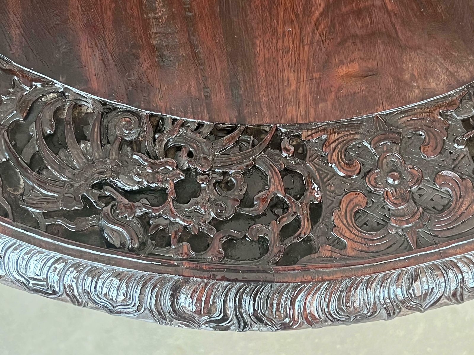 photo furniture Table ronde basculante de style colonial britannique, XIXe siècle, finement sculptée
