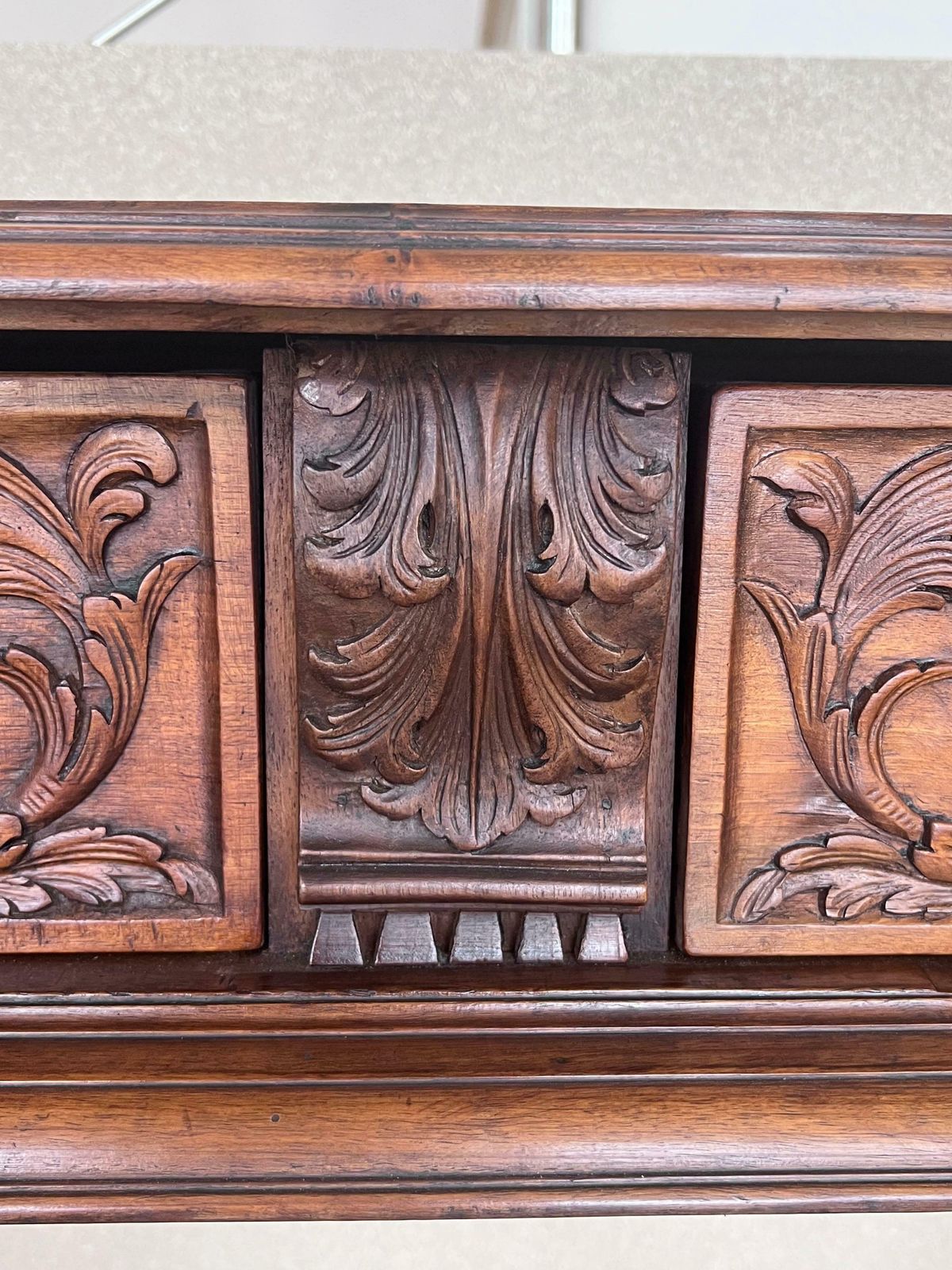 3564.0 Console sculptée de style Renaissance, plateau en marbre beige, XIXe siècle photo