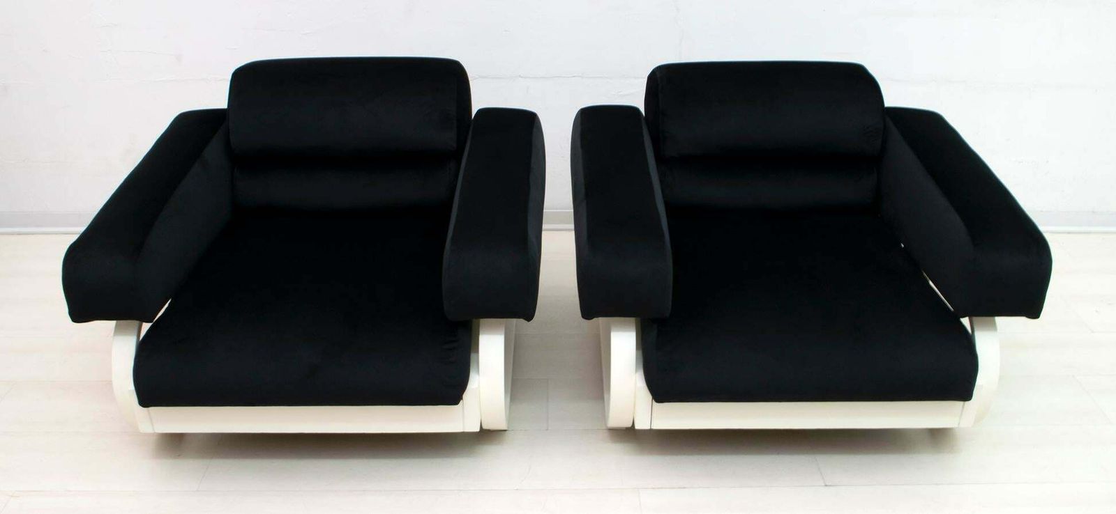 photo furniture Pair Of Mid Century Modern Italian Velvet Armchairs, 1960s