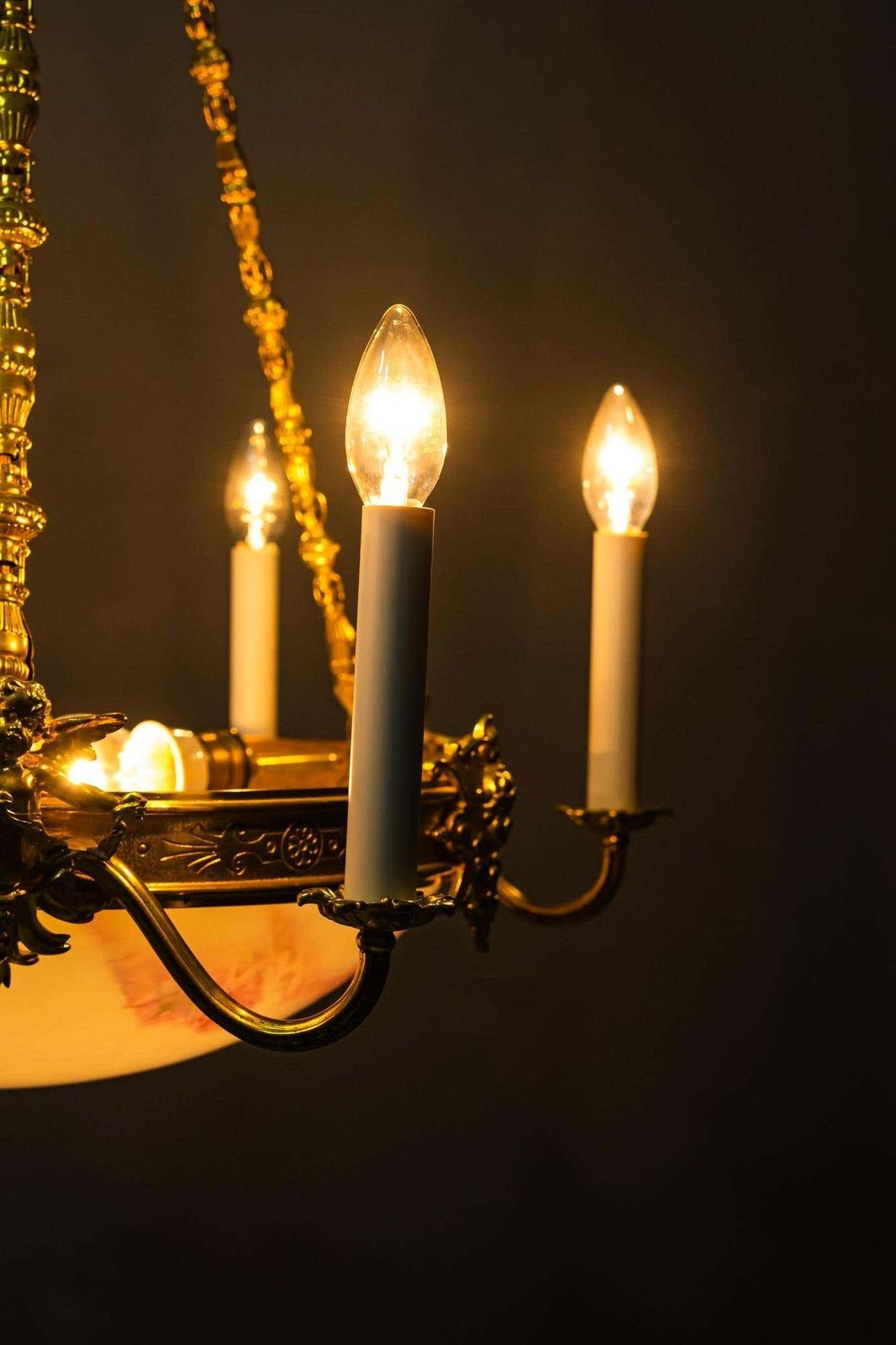 photo vinterior Fire Gilted Art Deco Chandelier With Original Glass Shade Around 1920s