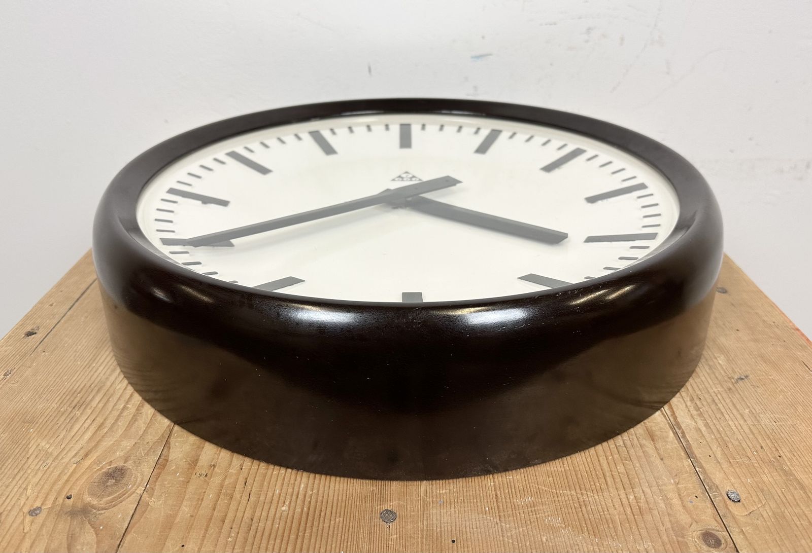 photo vinterior Large Industrial Bakelite Factory Wall Clock From Pragotron, 1960s