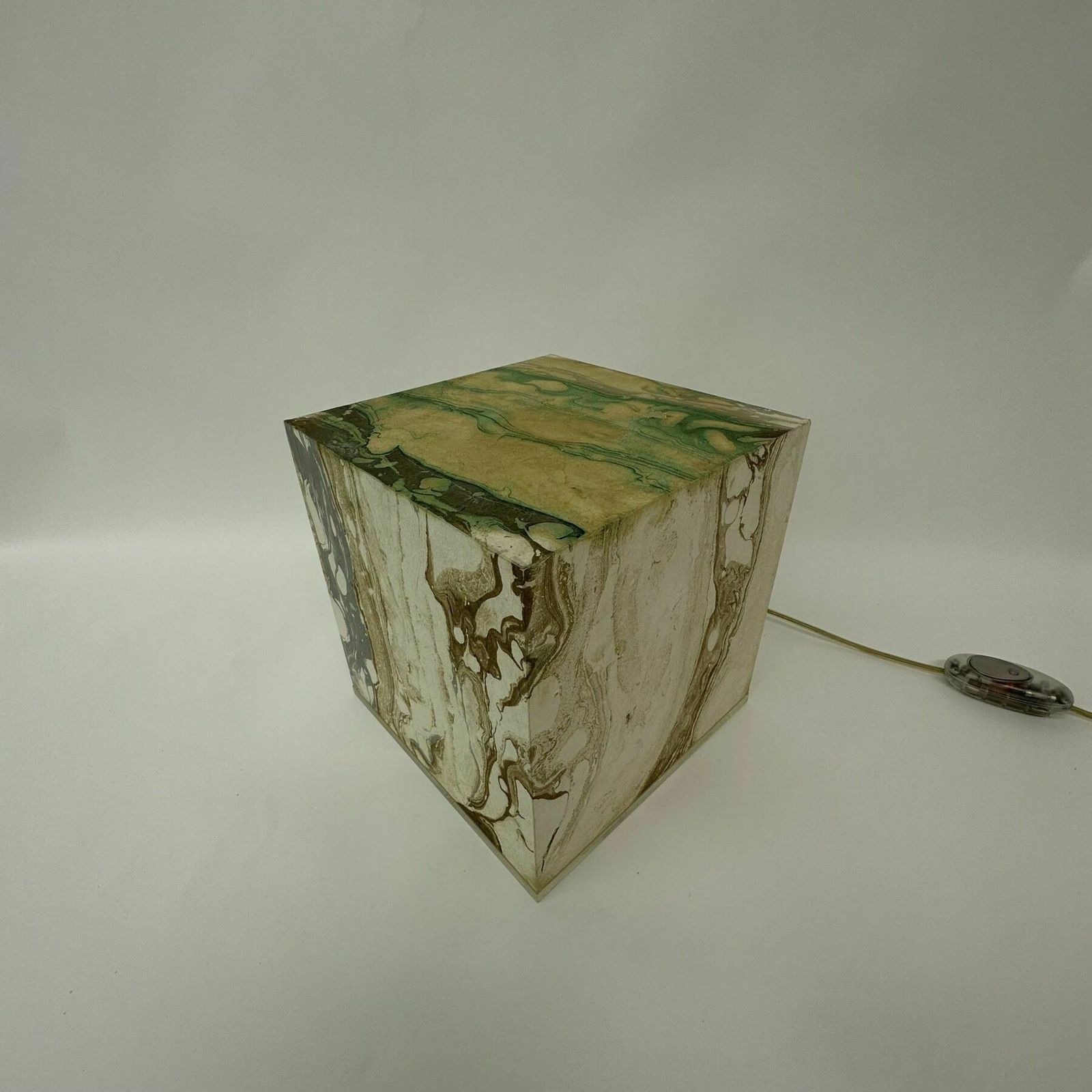 photo furniture Mid Century Design Lucite Cube Tafellamp, Jaren 1970