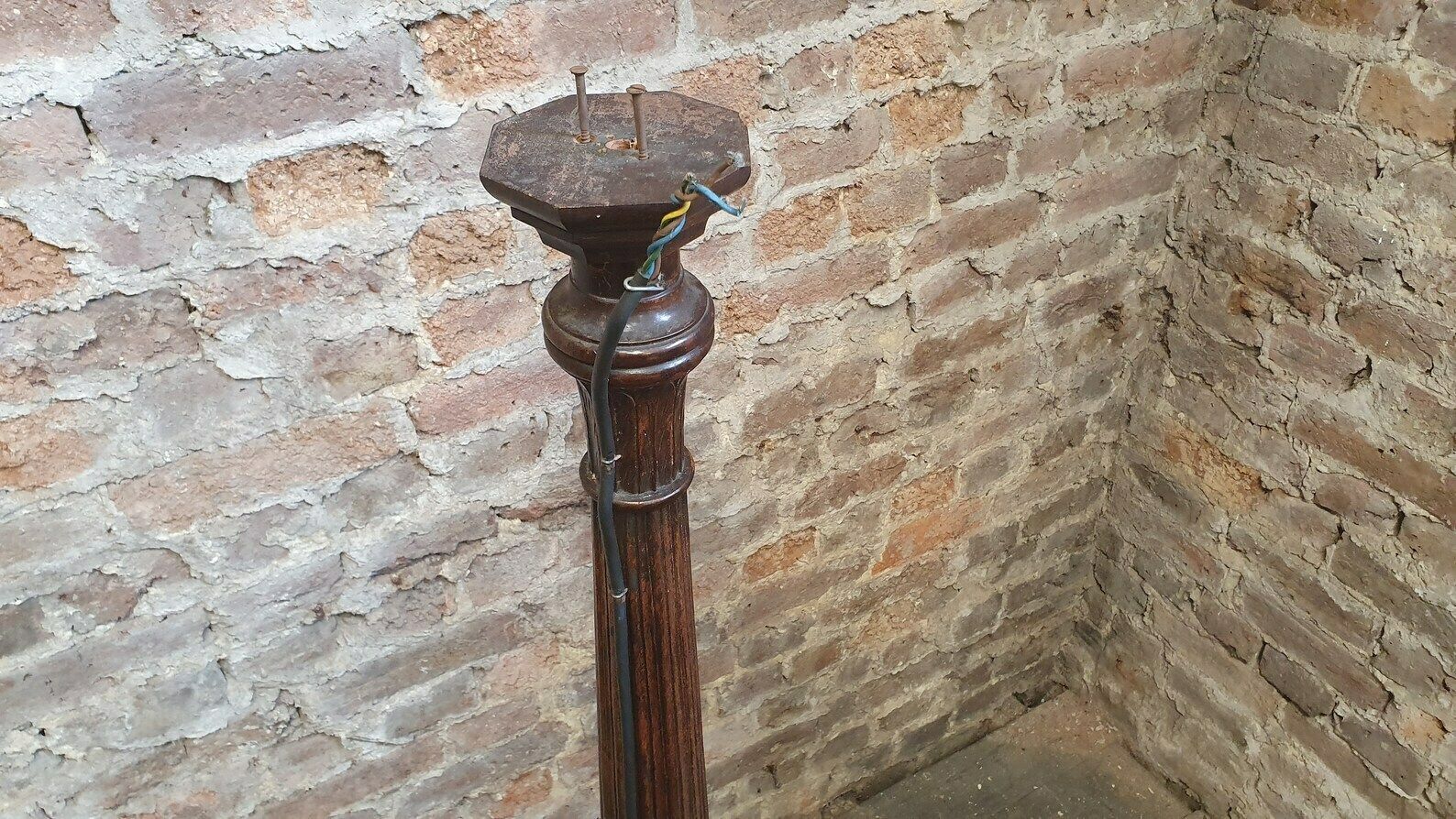 photo vintage Unique Vintage Bespoke Mahogany Standard Lamp Old Ship’s Decoration