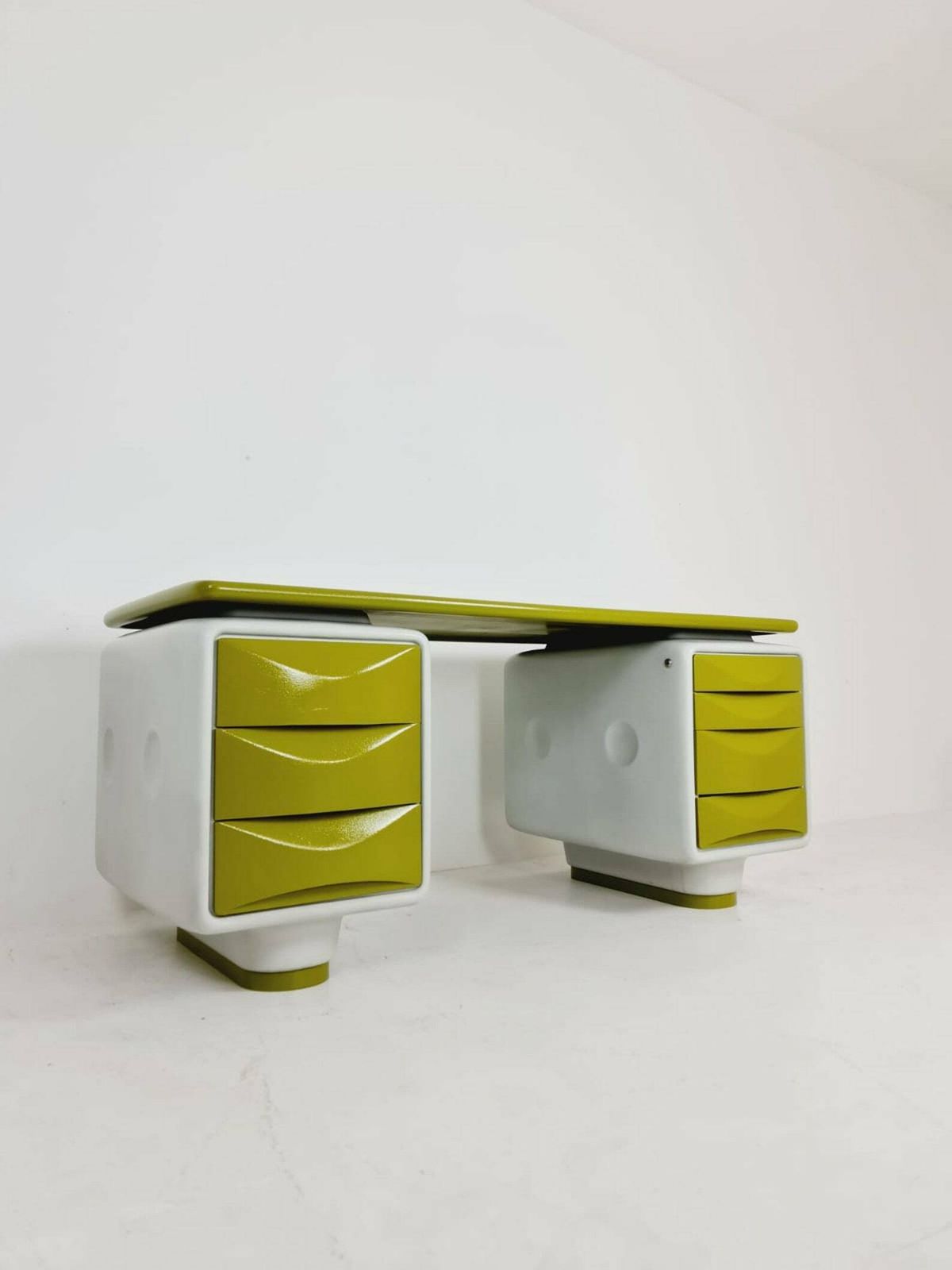 1 Of 1 Limited Edition Space Age Ernest Igl For Wilhelm Werndl Directors Igl Jet Writing Desk In Fiberglass, 1970s photo 10982.0
