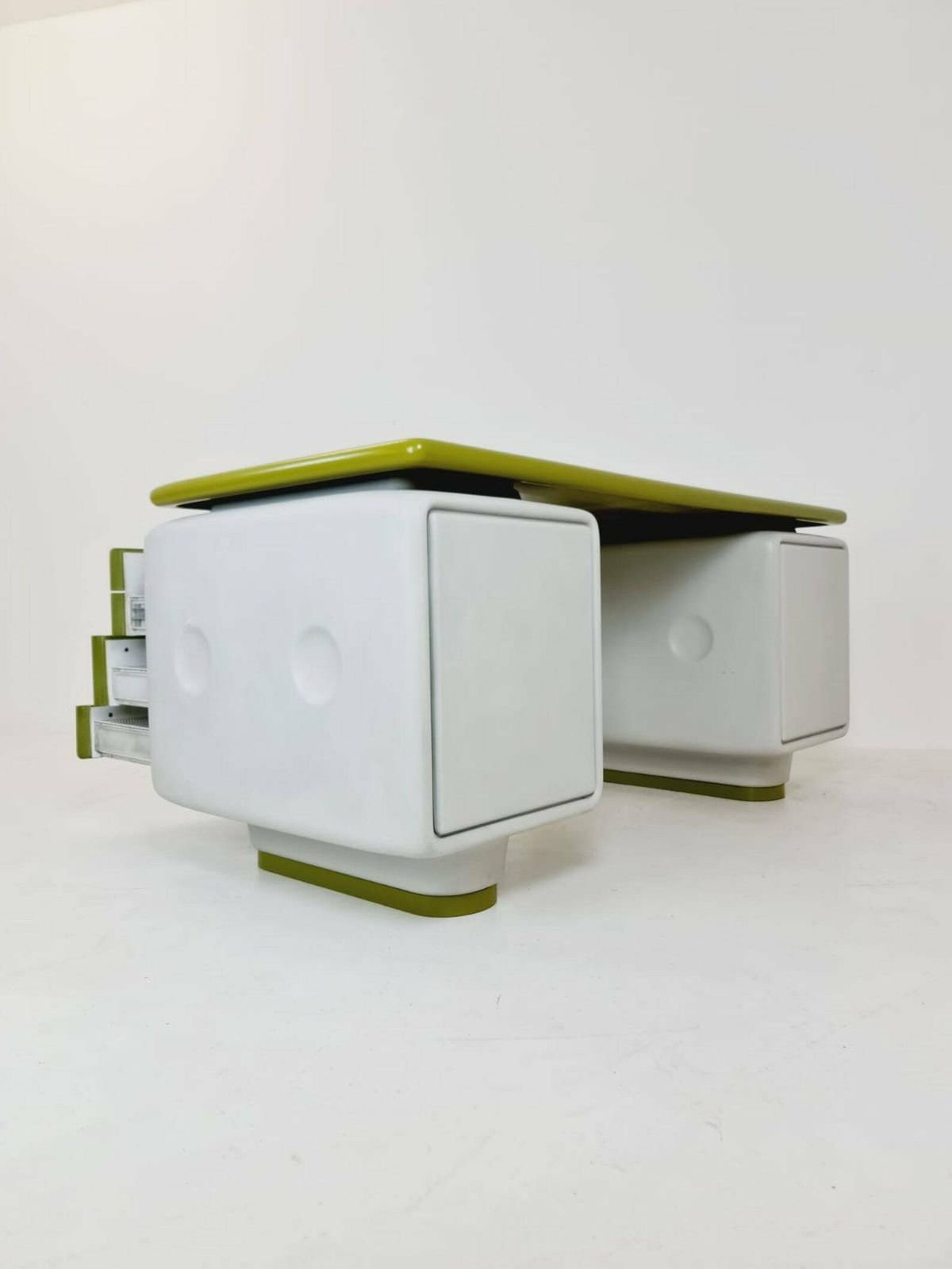 1 Of 1 Limited Edition Space Age Ernest Igl For Wilhelm Werndl Directors Igl Jet Writing Desk In Fiberglass, 1970s photo vintage