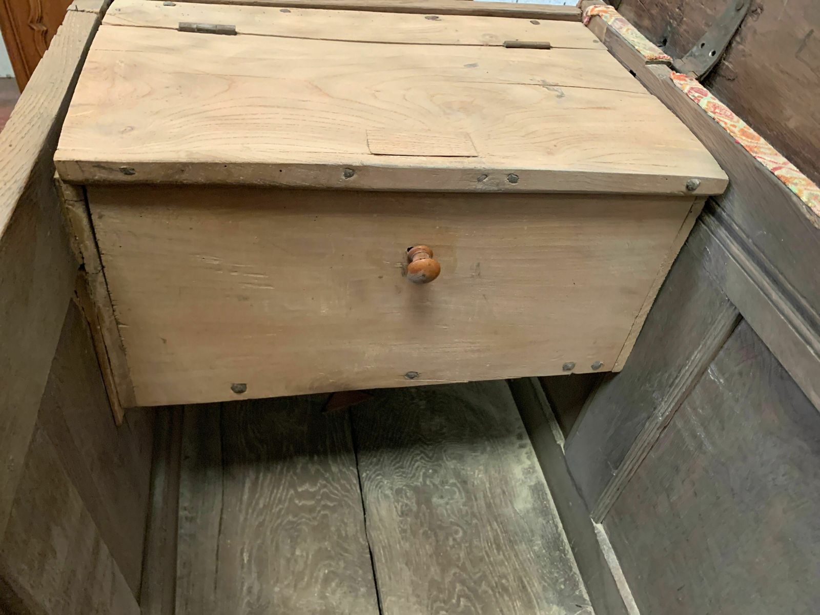 photo furniture Chest In Oak And Marquetry Of Light Wood XVIII Century