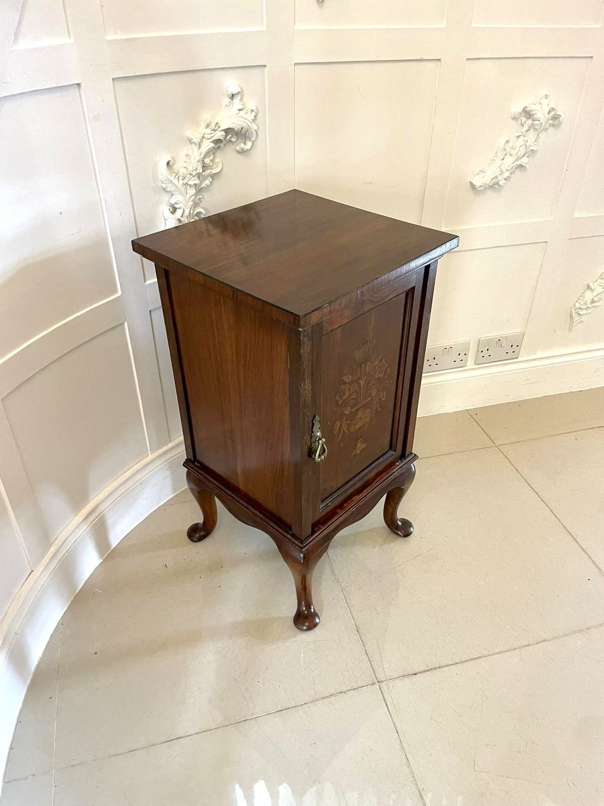 Outstanding Quality Antique 19th Century Figured Walnut Floral Marquetry Inlaid Bedside Cabinet photo vinterior