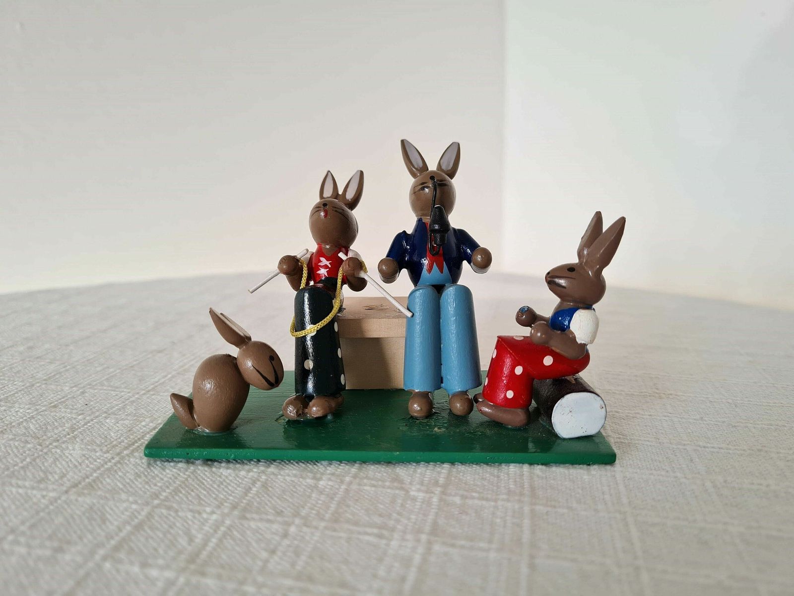 Vintage Decoratie Met 4 Paashazen – Handgeschilderd Houten Volkskunststuk Uit Het Erzgebirge, Gemaakt In Oost Duitsland