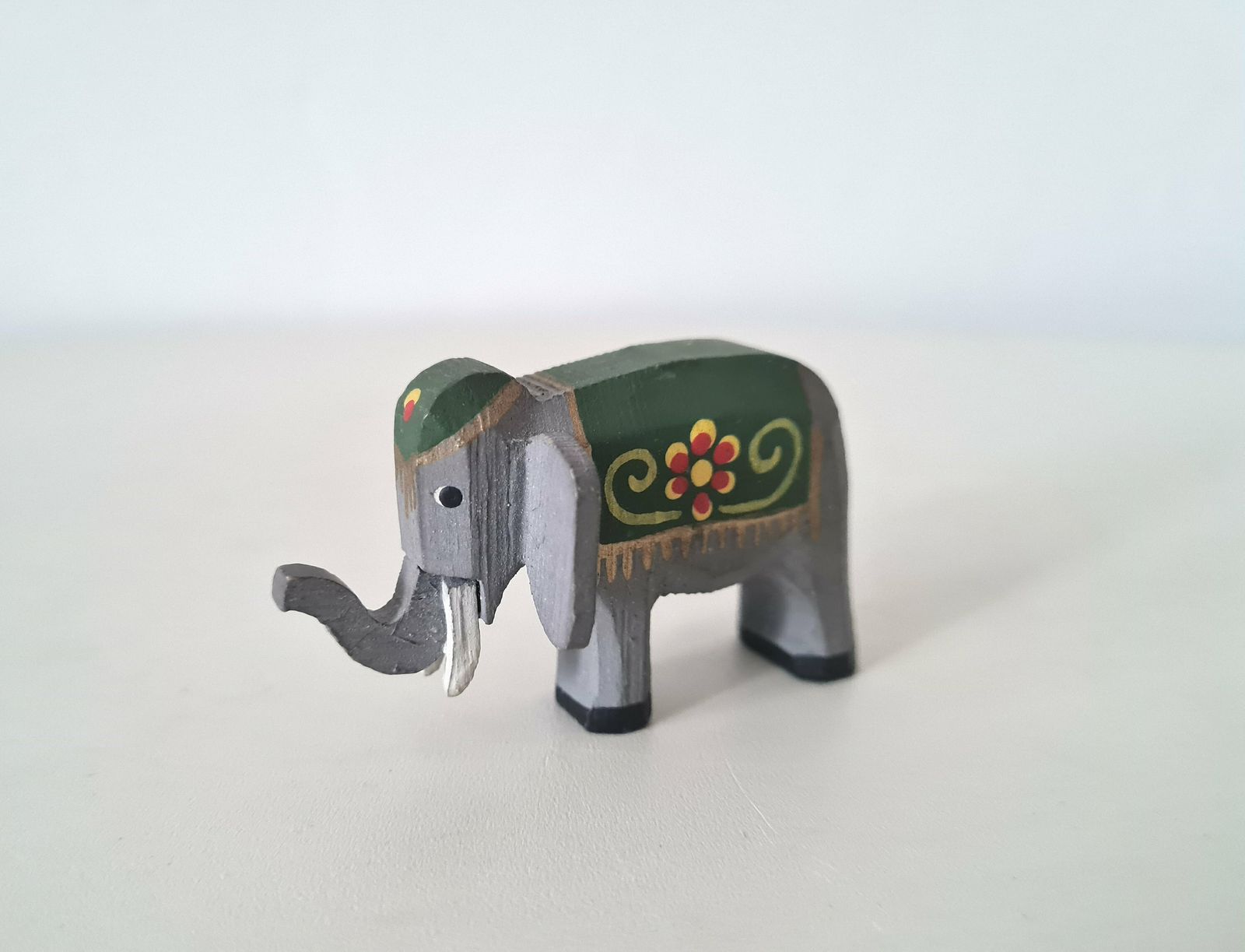 Vintage Erzgebirge Miniatuur Olifantfiguur – Houten Decoratie, Gemaakt In Oost Duitsland photo for sale