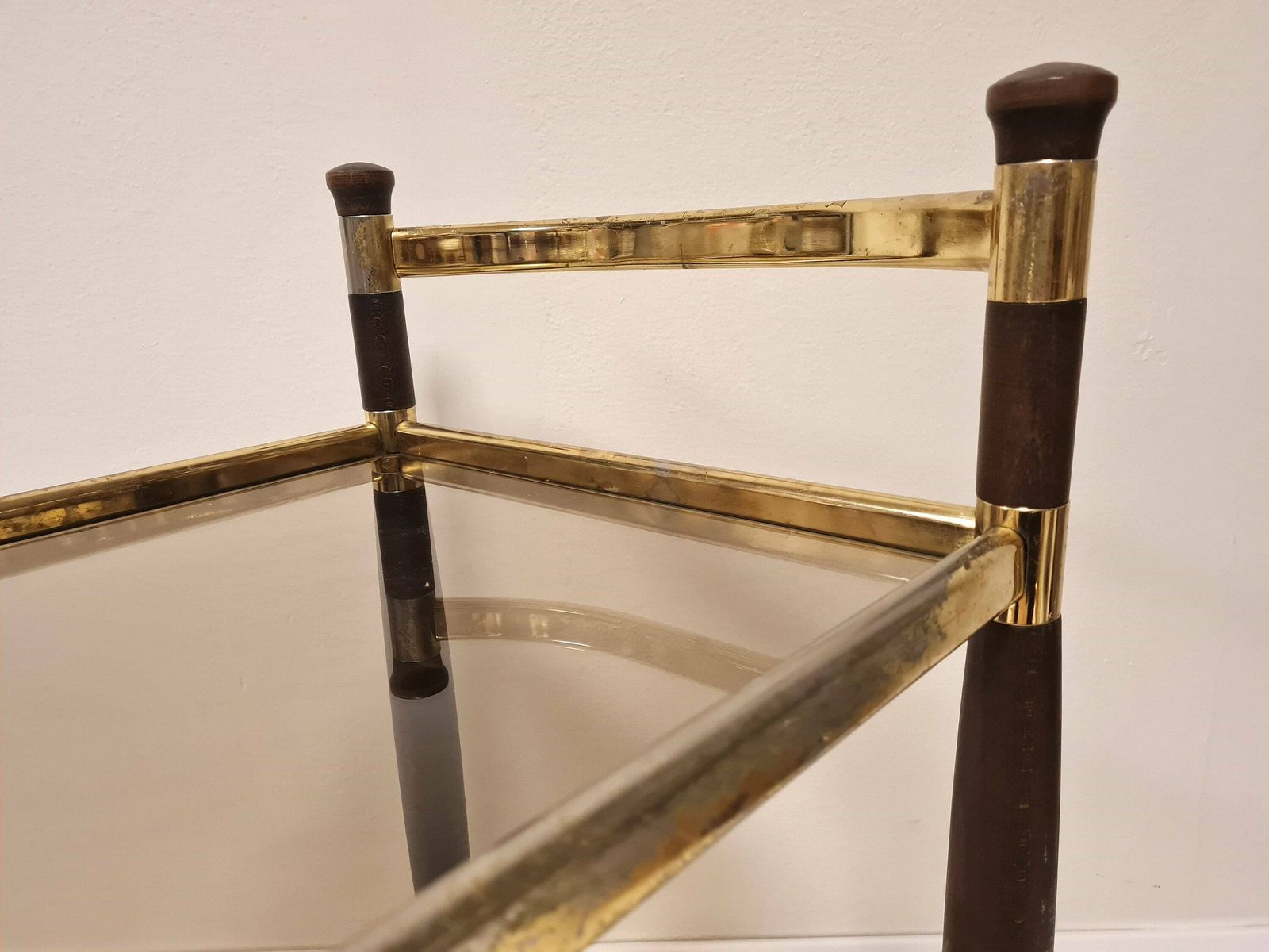 Vintage Mid Century Bartafel Met Messing, Hout En Rookglas, Op Wielen photo vinterior