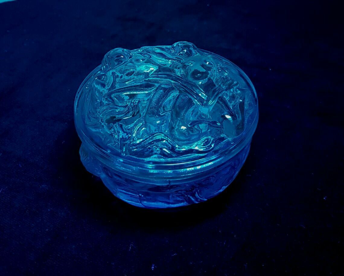 photo for sale Art Deco Sieradendoos / Poederdoos Van Aquablauw Glas – Schlevogt Ingrid Design, Tsjechisch Boheems Glas