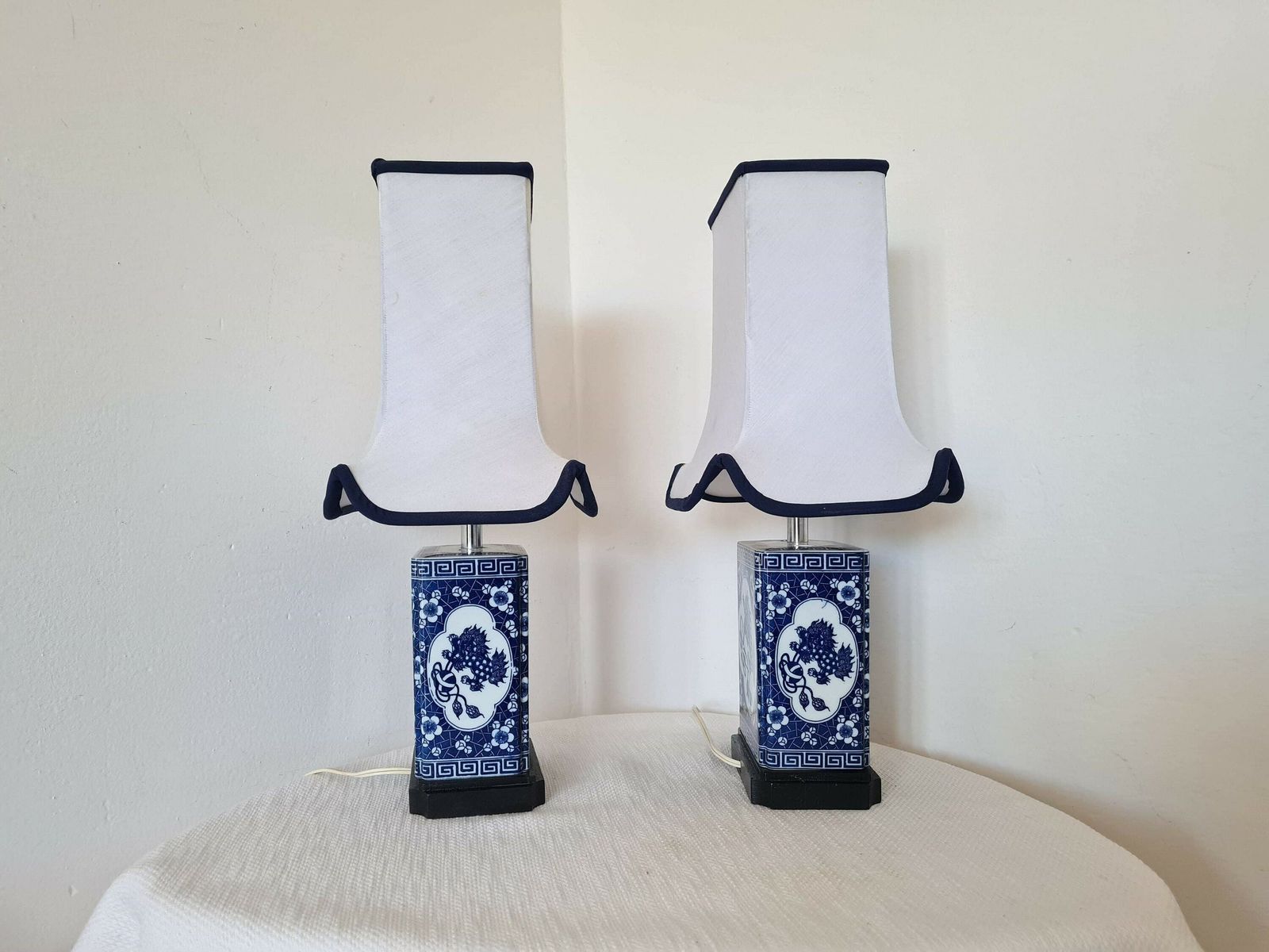 Vintage – Stel Van Twee Chinese Lampen Met Keramieken Voet En Katoenen Kap photo Verlichting