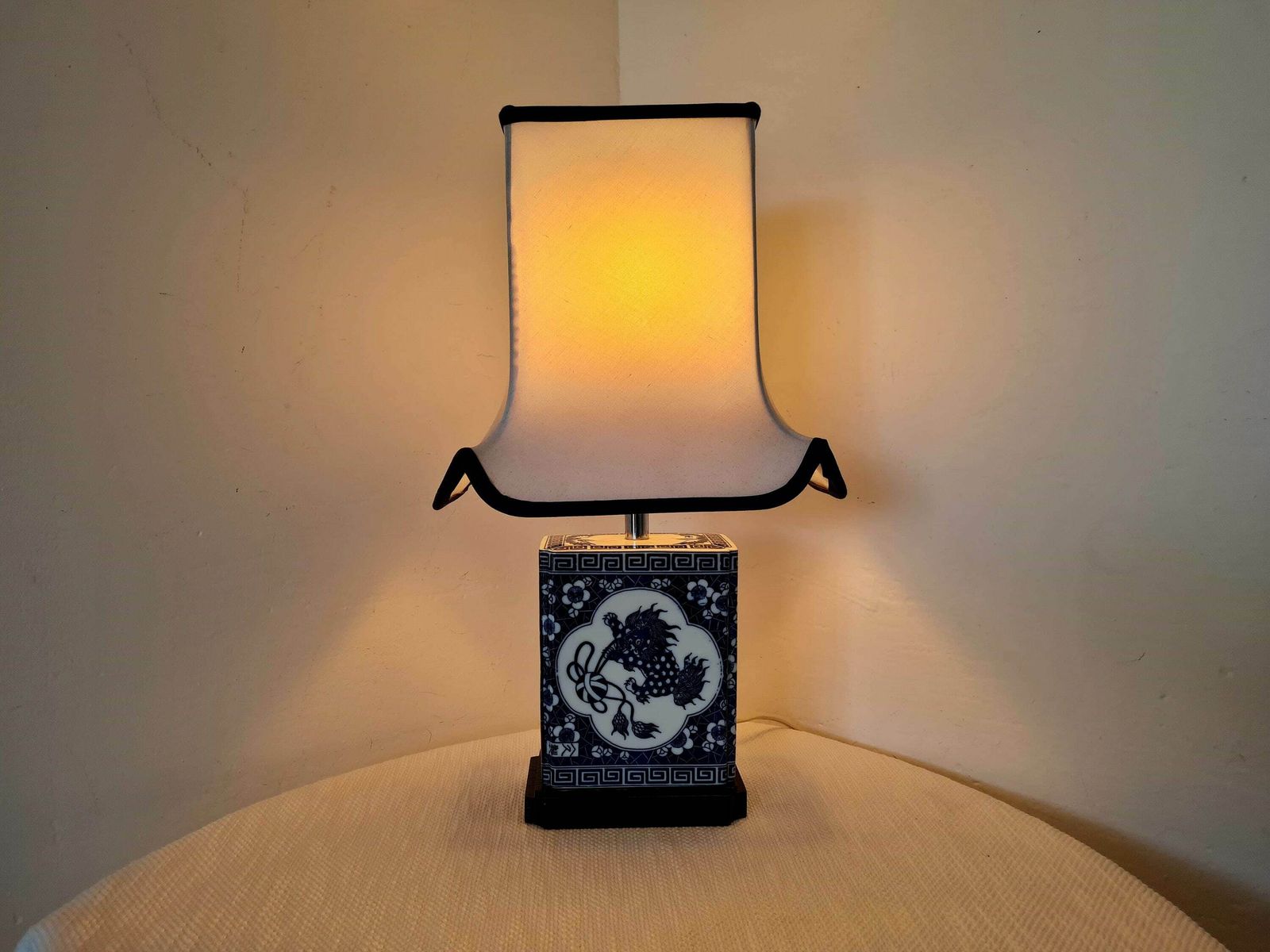 Vintage – Stel Van Twee Chinese Lampen Met Keramieken Voet En Katoenen Kap photo vintage