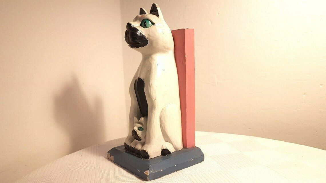 Vintage Boekensteun, Handgesneden Hout Met Naïeve Schildering Van Een Kat Met Kitten