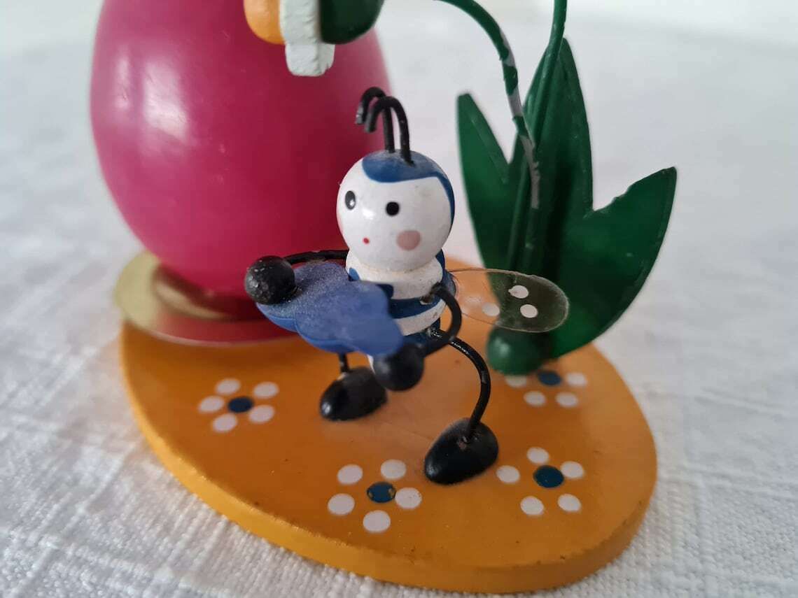 Vintage Erzgebirge Paaskeverkermuzikant Met Kandelaar En Kaarsenei – Beschilderd Verzamelfiguur, Oost Duitsland, Jaren 1980 photo vinterior