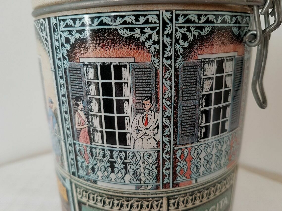70.0 Vintage Tin Box Made In Italy With Plastic Lid In Very Good Condition photo