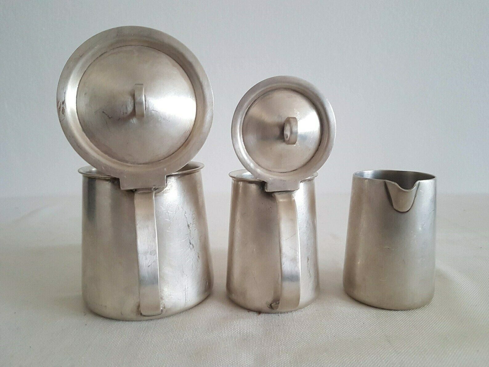 Vintage Koffieservies Van Jan čalovka Voor Sandrik A.E. – 3 Delig: Koffiepot, Melkkan, Waterkan. Duits Zilver Alpaka photo furniture