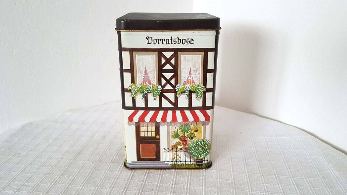 Vintage Blikken Doos, Gemaakt In Duitsland. Huisvormig Blik, De Schildering Is Gesigneerd 'Anne'. In Goede Staat.