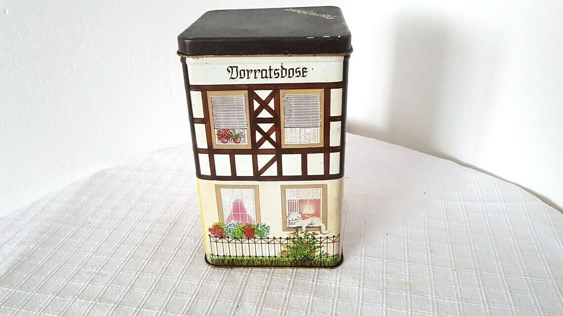 Vintage Blikken Doos, Gemaakt In Duitsland. Huisvormig Blik, De Schildering Is Gesigneerd 'Anne'. In Goede Staat. photo Woonaccessoires