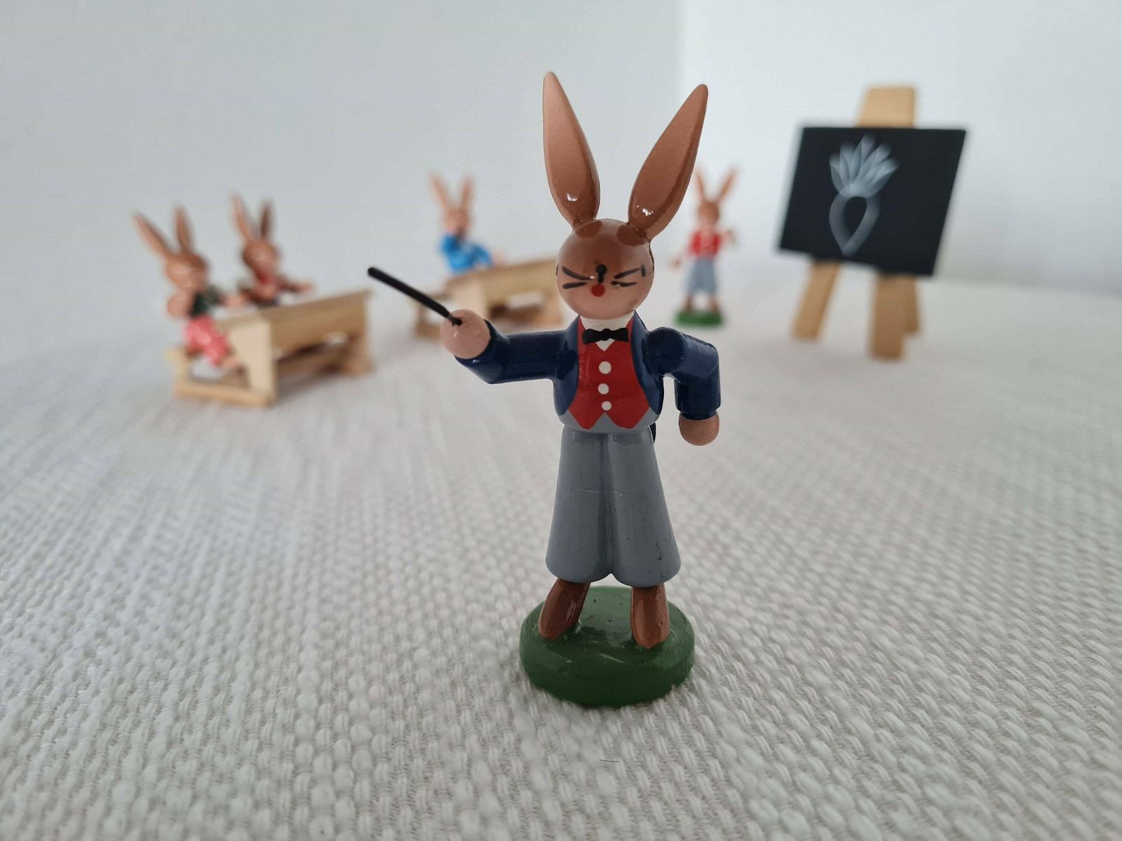 Vintage Duits Erzgebirge Paashaas School Houten Miniaturen Jaren 1980 photo furniture