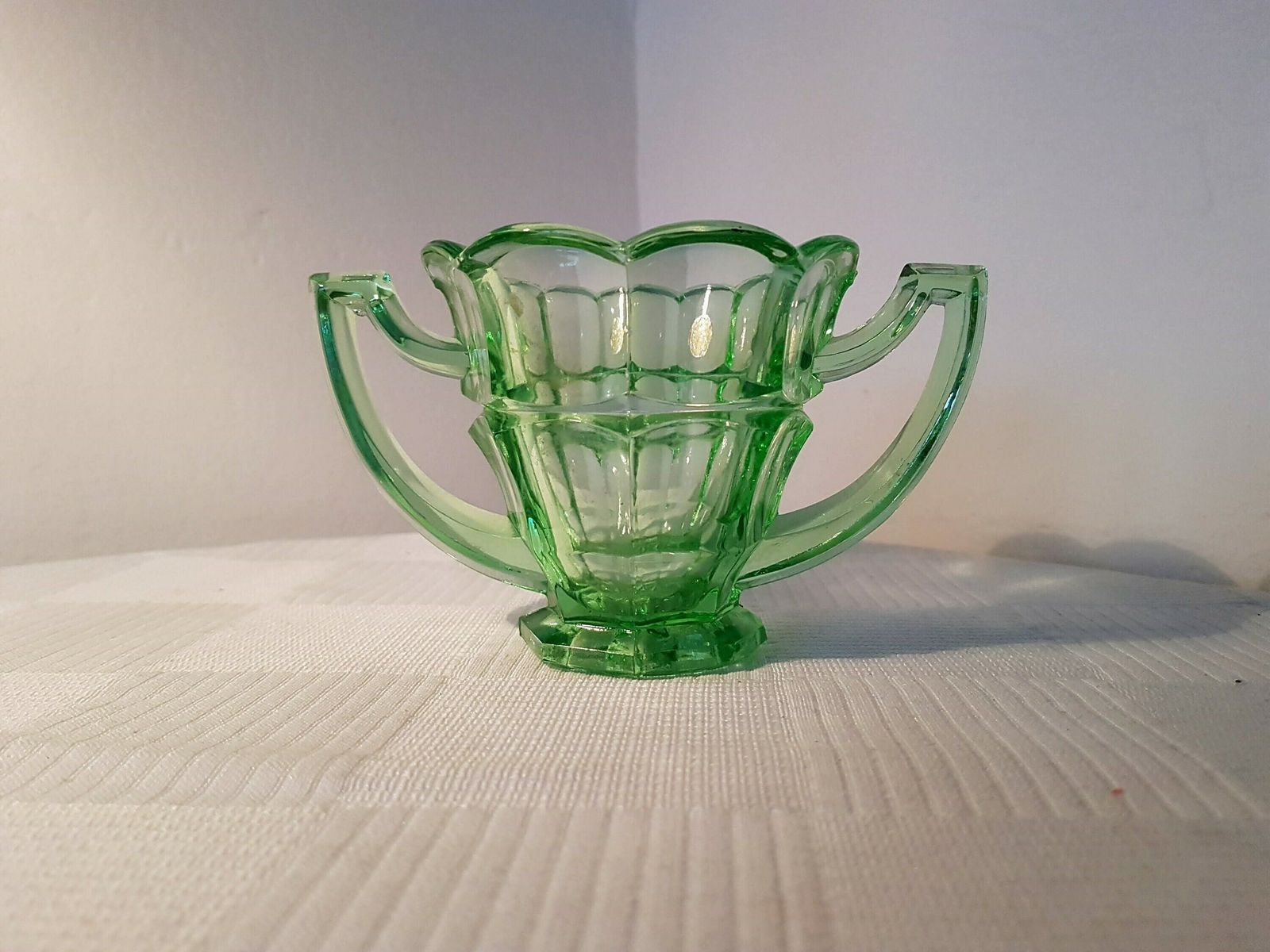 Tsjechische Uraniumglazen Vaas, Met De Hand Gemaakt In Tsjecho Slowakije In De Jaren 1970–1980 photo Woonaccessoires