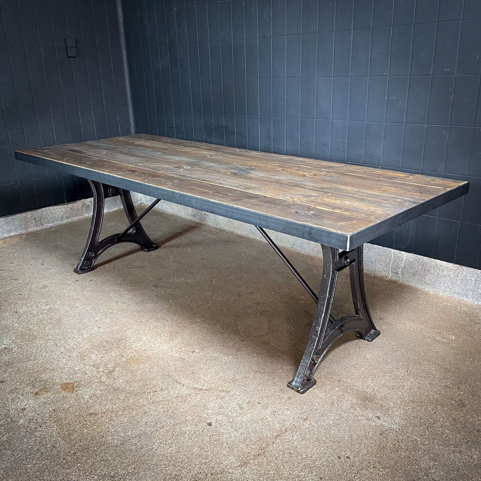 Industriële Eettafel Op Diamantslijpermachineonderstel – Vivre Crafts