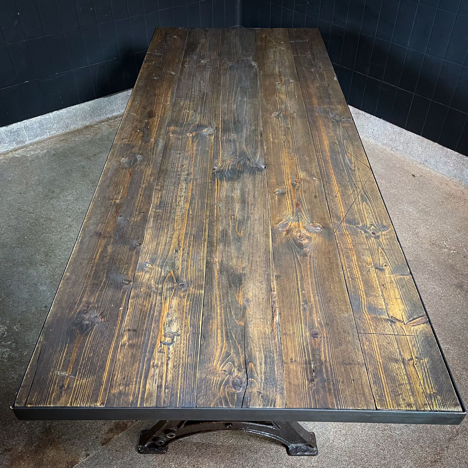 Industriële Eettafel Op Diamantslijpermachineonderstel – Vivre Crafts photo for sale