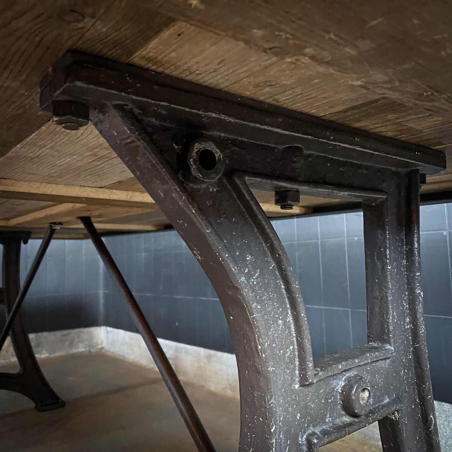 photo vinterior Industriële Eettafel Op Diamantslijpermachineonderstel – Vivre Crafts