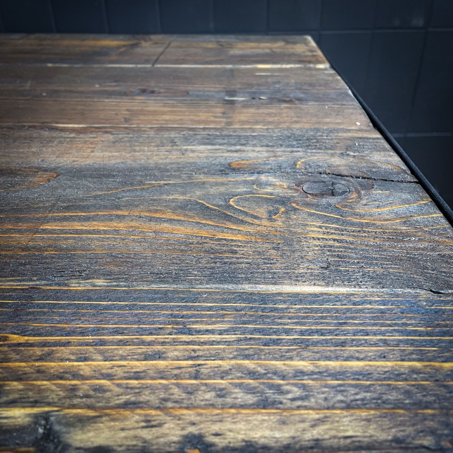 photo vintage Industriële Eettafel Op Diamantslijpermachineonderstel – Vivre Crafts