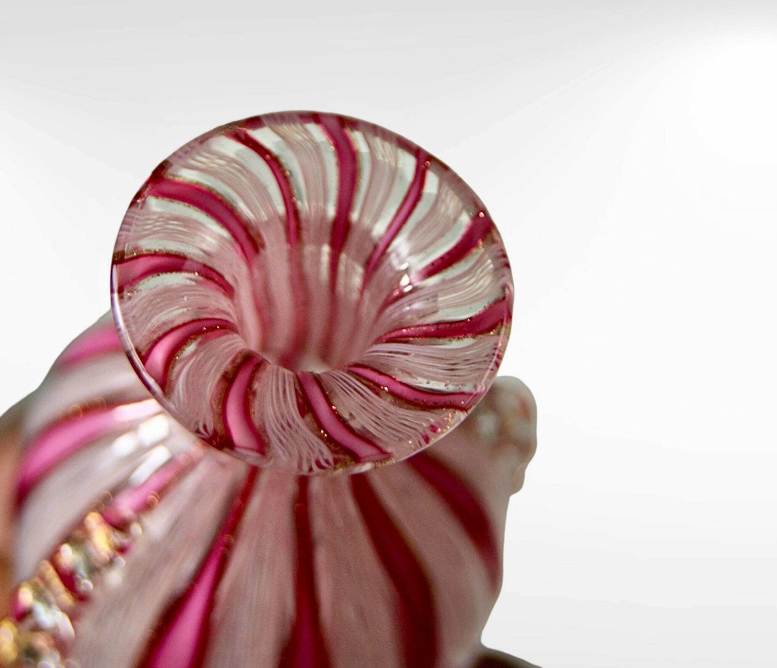 Murano Zanfirico Filligrana Glass Vase Pink With Gold Inclusion photo vinterior