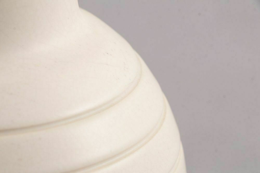 British Art Deco Keith Murray For Wedgwood 'Moonstone' Small Bombe Vase C.1930 photo vinterior