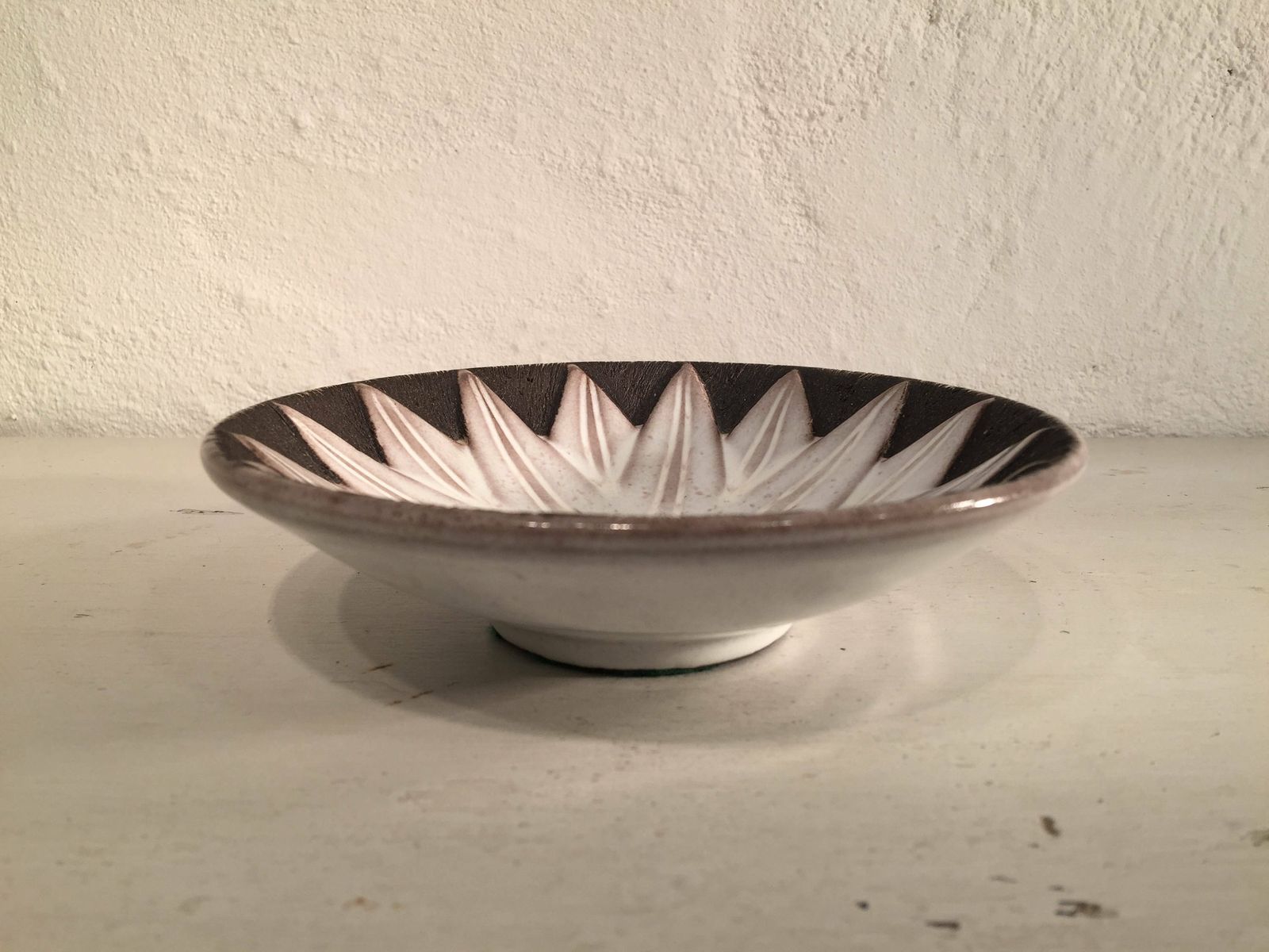 Anna Lisa Thomson For Swedish Upsala Ekeby, Paprika Bowl, 1940s 1960s, Swedish Mid Century Pottery photo for sale