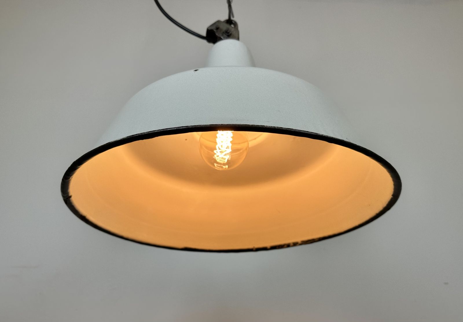 photo vinterior Large Industrial White Enamel Factory Pendant Lamp From Zaos, 1960s
