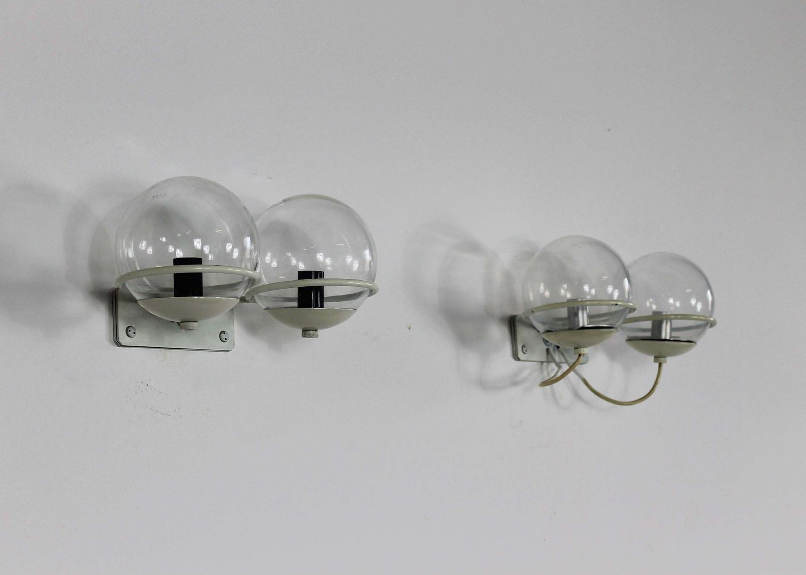 Gino Sarfatti Set Of Two Wall Lamps 238/2 In Aluminium And Glass By Arteluce 60s photo vintage