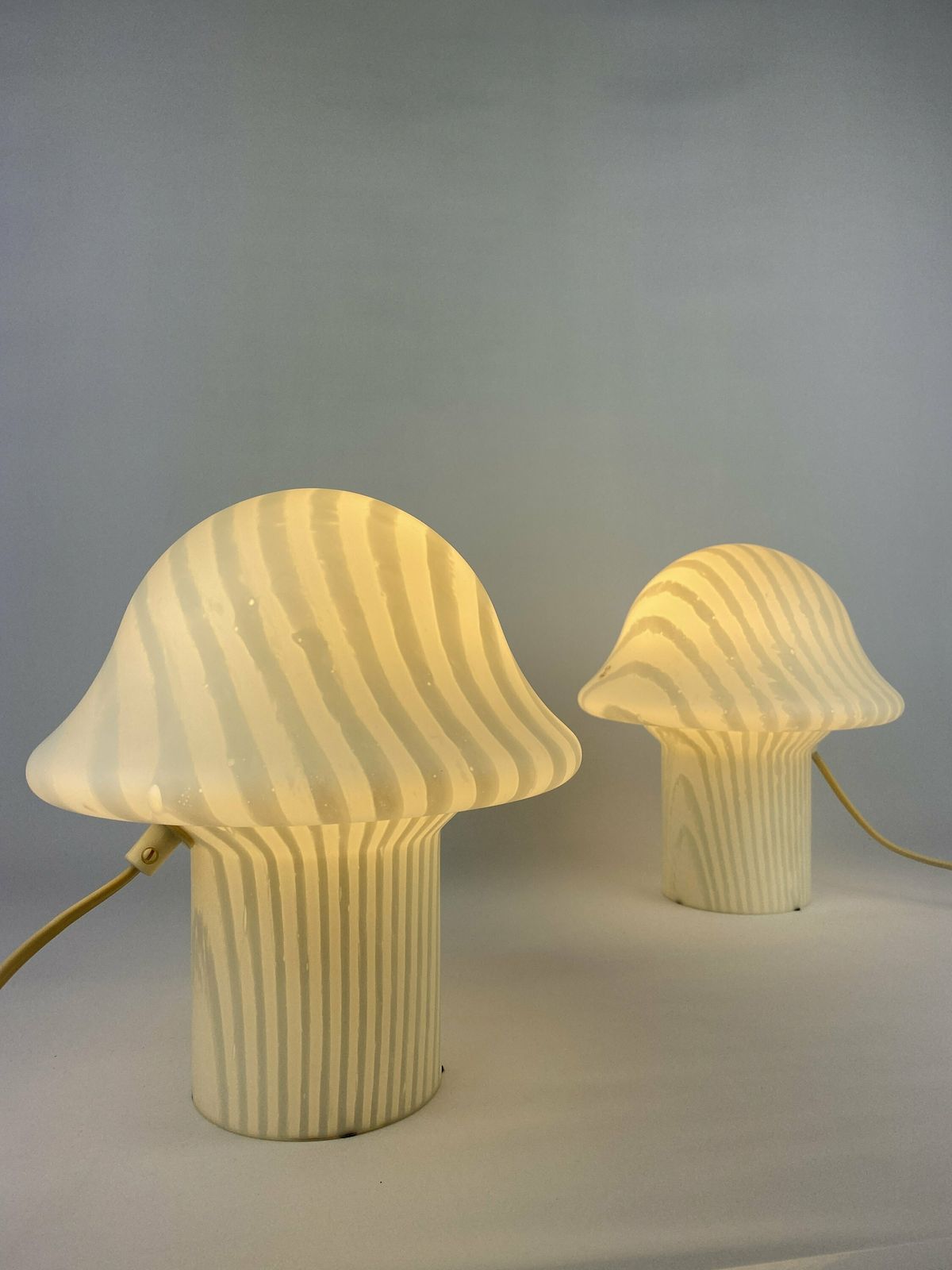 Wit Glazen Paddenstoellamp Met Zebraprint – Peill Und Putzler, 1970 photo Verlichting