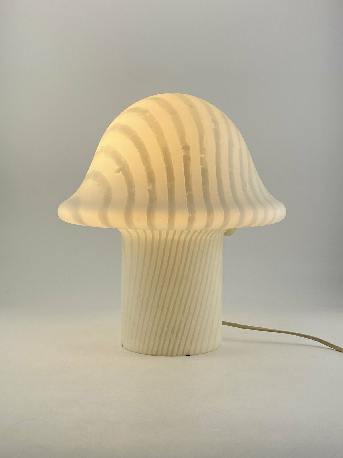 Grote witte kristalglazen zebra gestreepte Peill and Putzler paddenstoellamp XL 1970 photo furniture