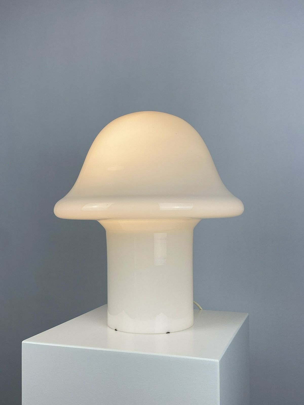 Grote Volledig Witte Glazen Paddenstoellamp Van Peill Und Putzler, Xl, Jaren 1970 photo for sale