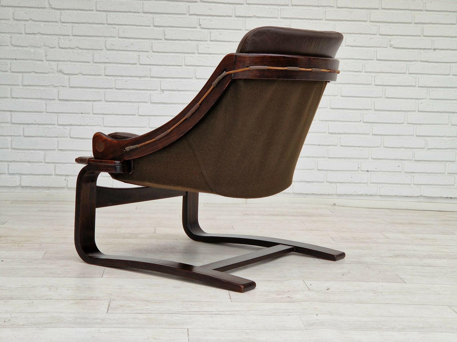 photo vintage Ca. Jaren 1970, Bruinleren Loungestoel Van Ake Fribytter Voor Nelo Sweden.