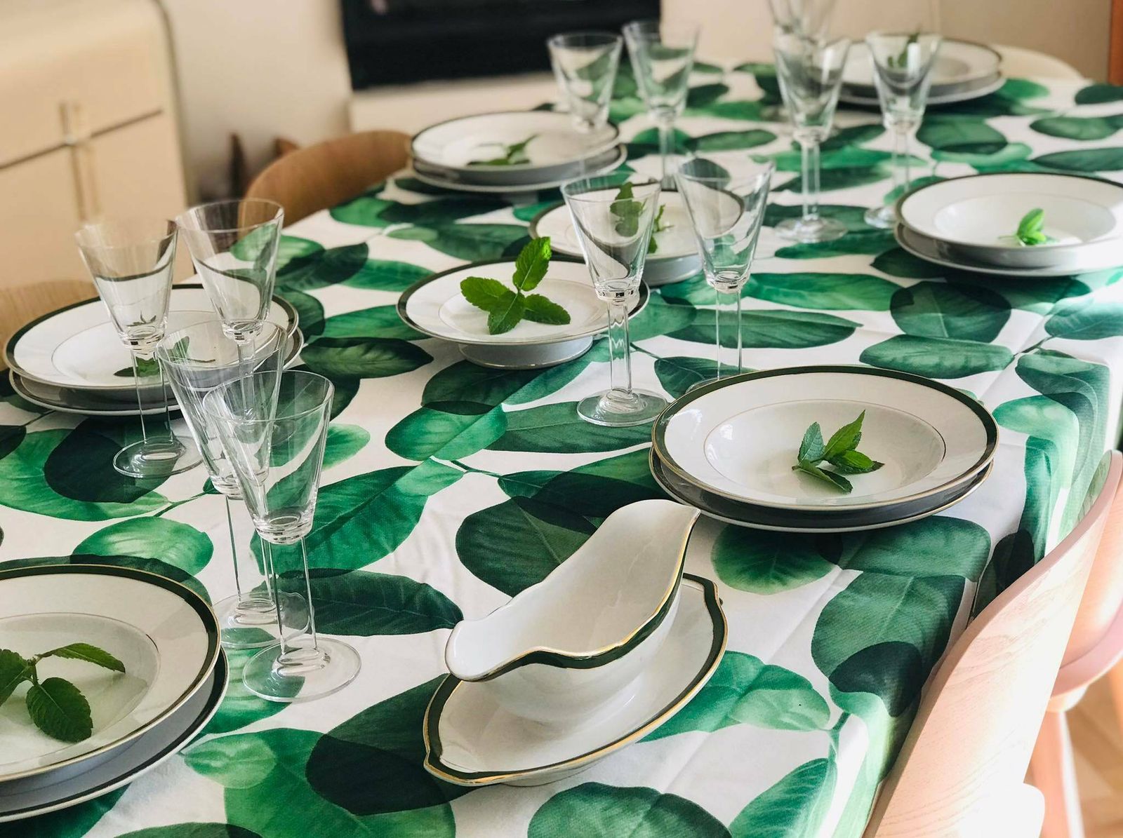 Antiek Sauskom Met Onderschotel – Villeroy & Boch Mettlach – Groene Rand Met Goud – 19e Eeuw – Duits Porselein photo for sale