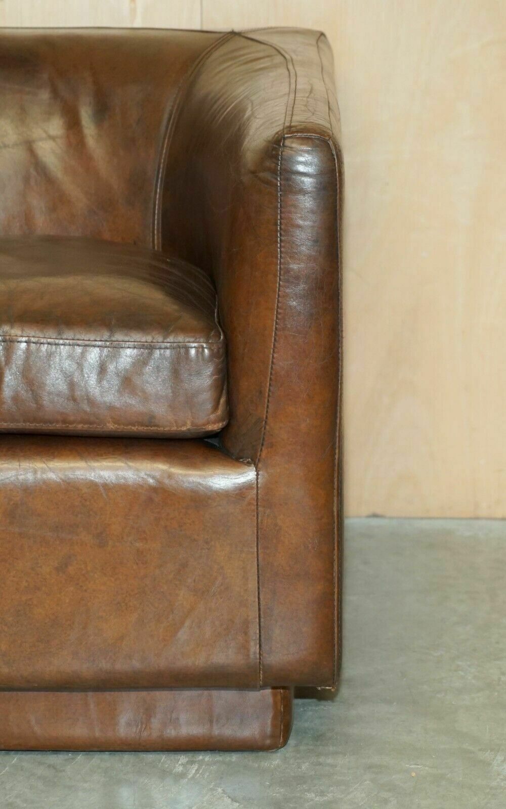 photo vintage Timothy Oulton Vintage Aged Brown Heritage 134cm Wide Sofa Stunning Patina