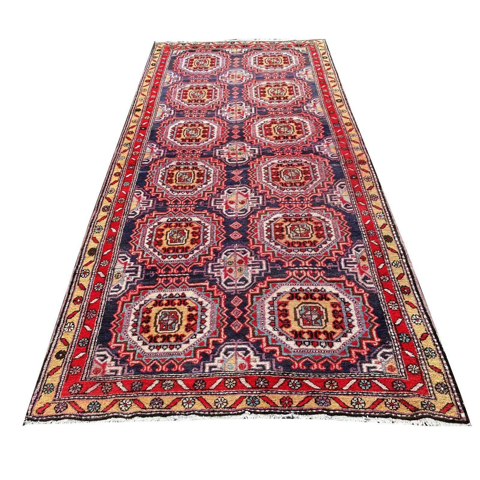photo furniture Loper Kaukasisch Tapijt Vintage Azeri Turkmeens Design Djoharian Collection
