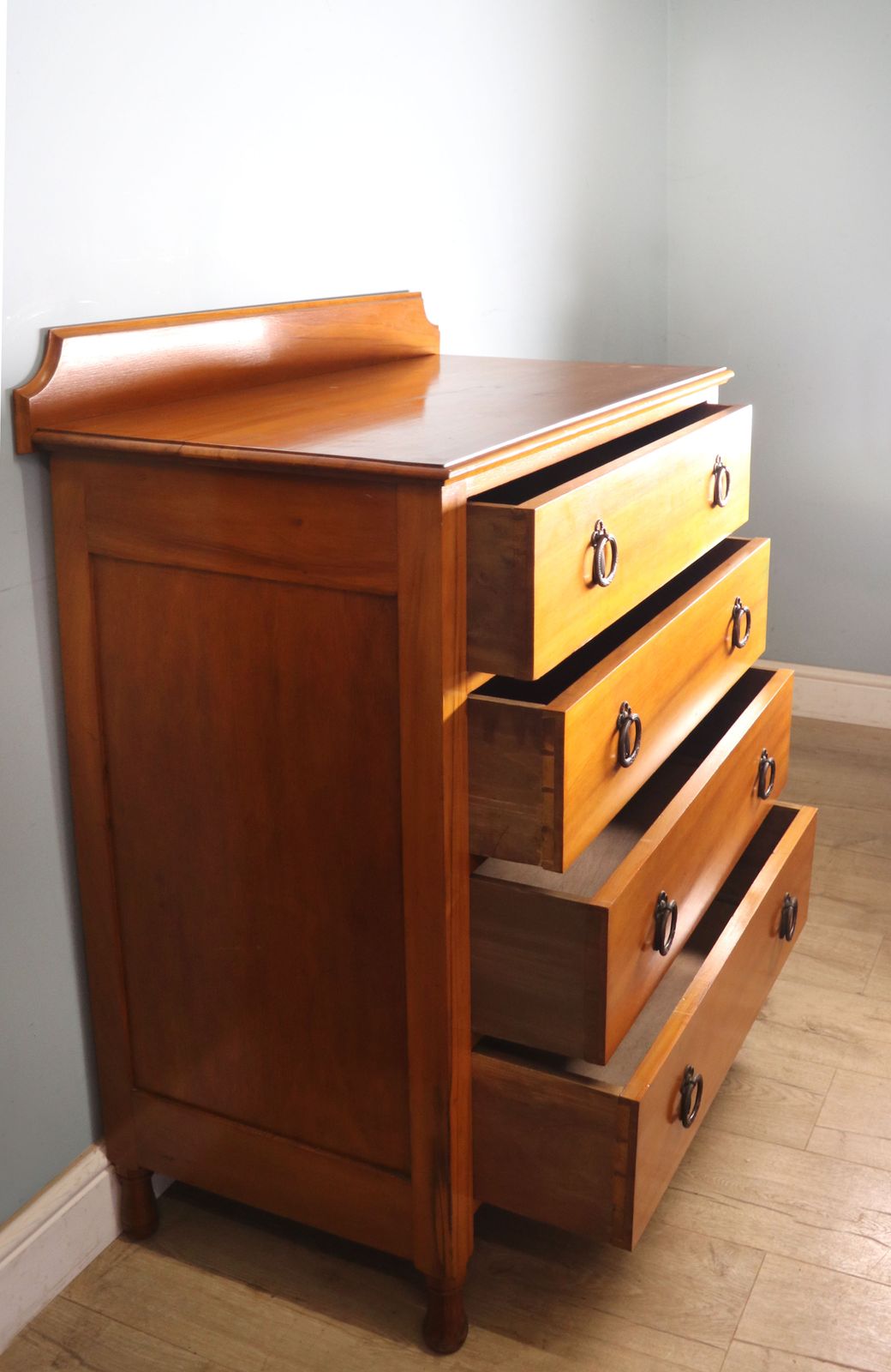 A Lovely Late Victorian American Walnut Chest. photo vinterior
