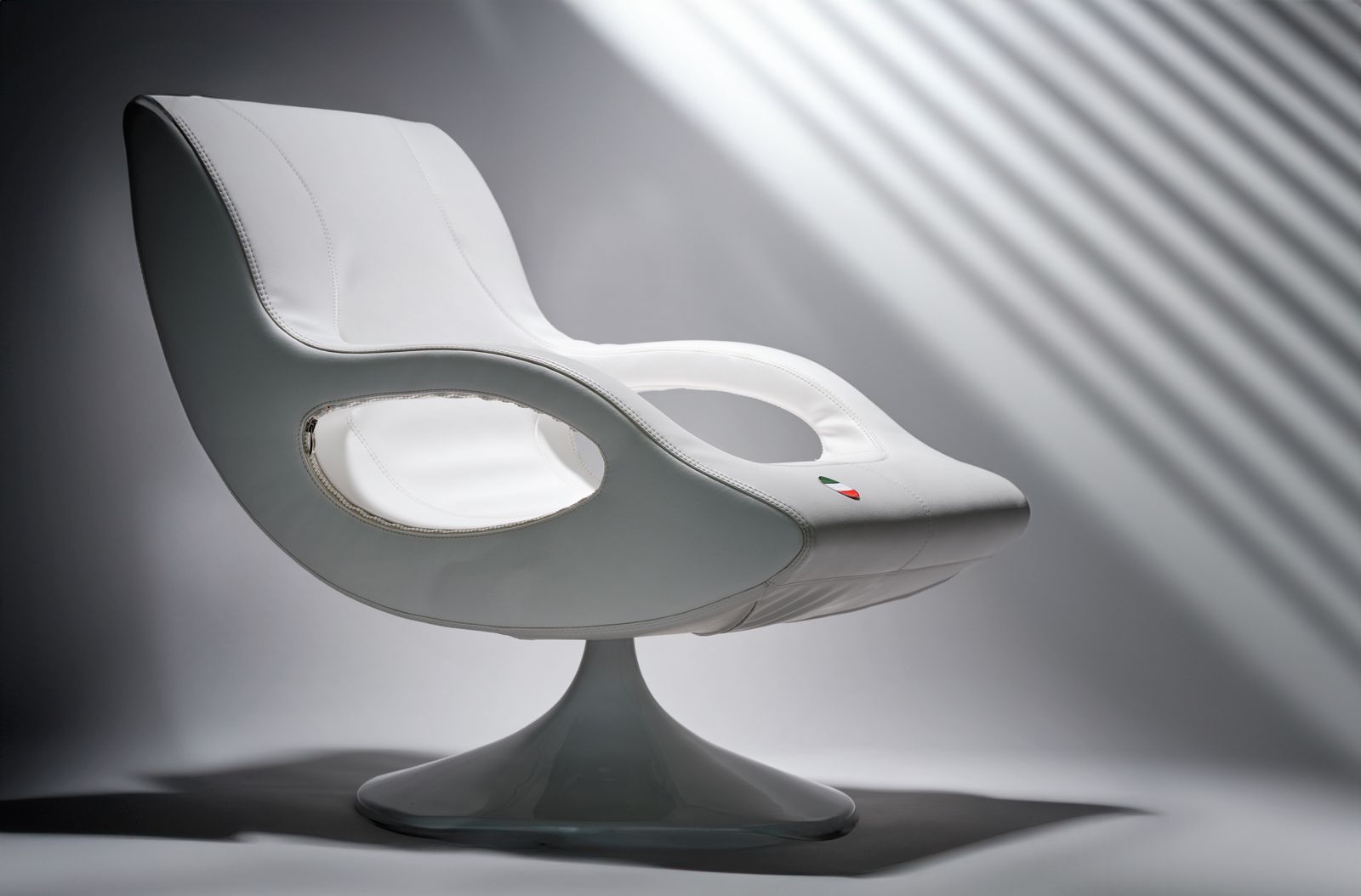 photo vintage Vintage Karim Rashid Swing Base Space Age Armchair For Frighetto Industrie, Italy Circa 2002