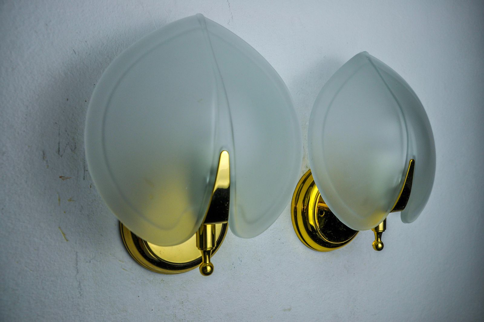 Pair Of "Leaf" Sconces In Opaque Glass, Murano, Italy 1980 photo 1286.0