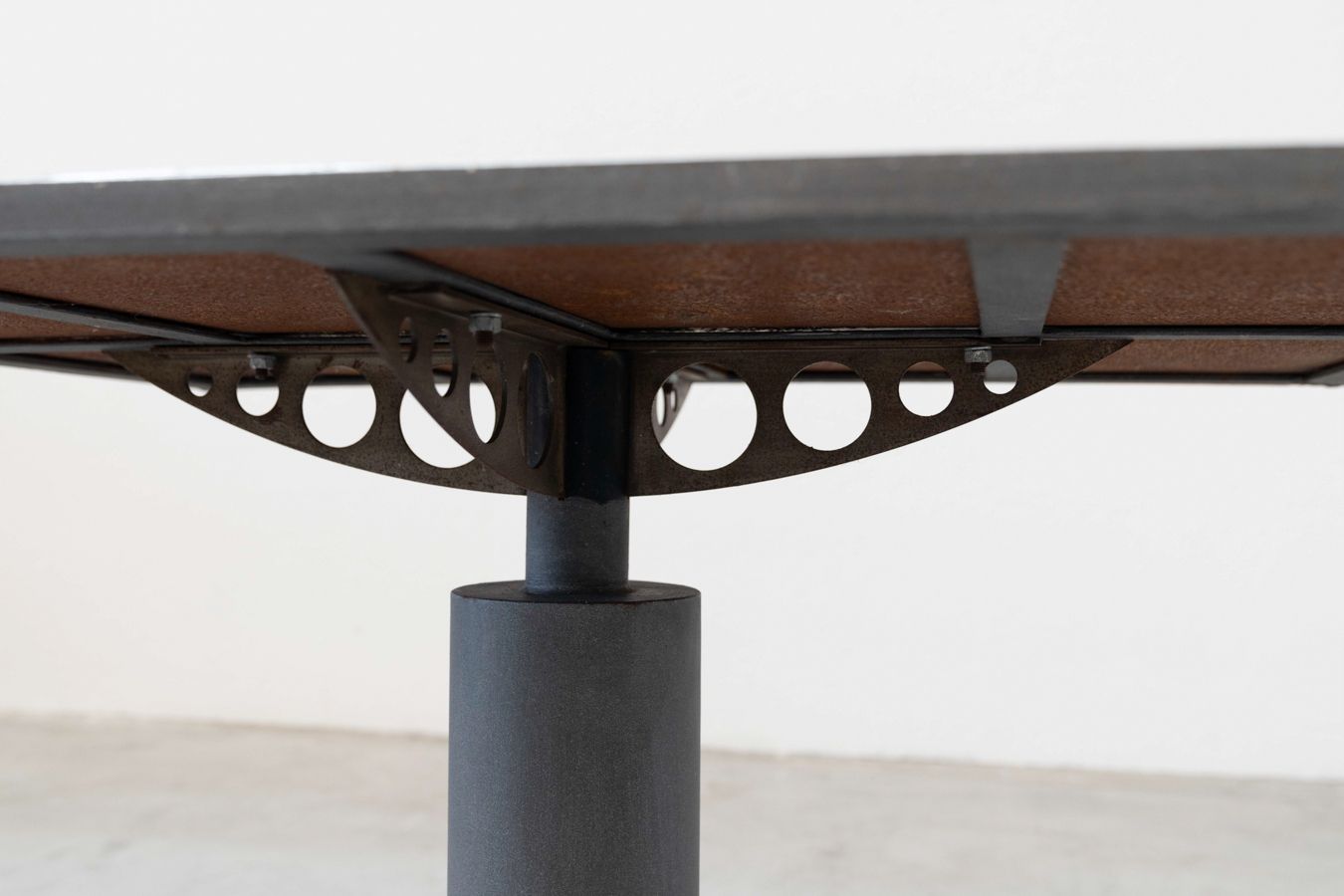 photo furniture Table With Tiled Mosaic Top, Single Flat Central Leg, Round In Iron, 1950