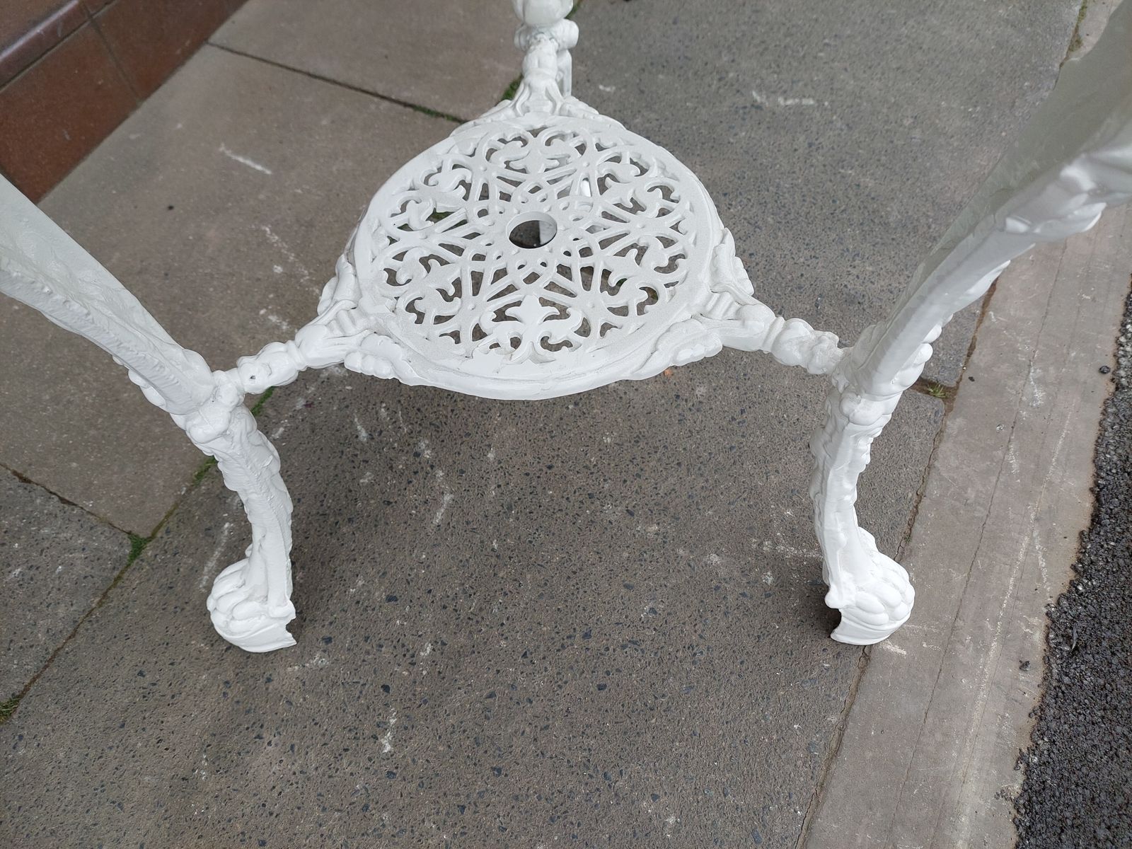 photo furniture Victorian Painted Cast Iron Circular Garden Table